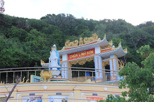 Cùng Khách sạn giá rẻ tại Phú Quý tham quan Chùa Linh Sơn núi Cao Cát